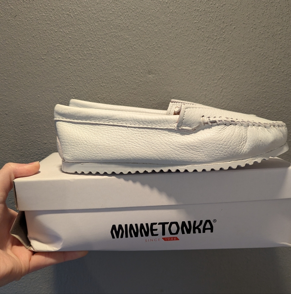 Minnetonka White Deerskin Leather Moccasins 6WWW - Picture 2 of 7